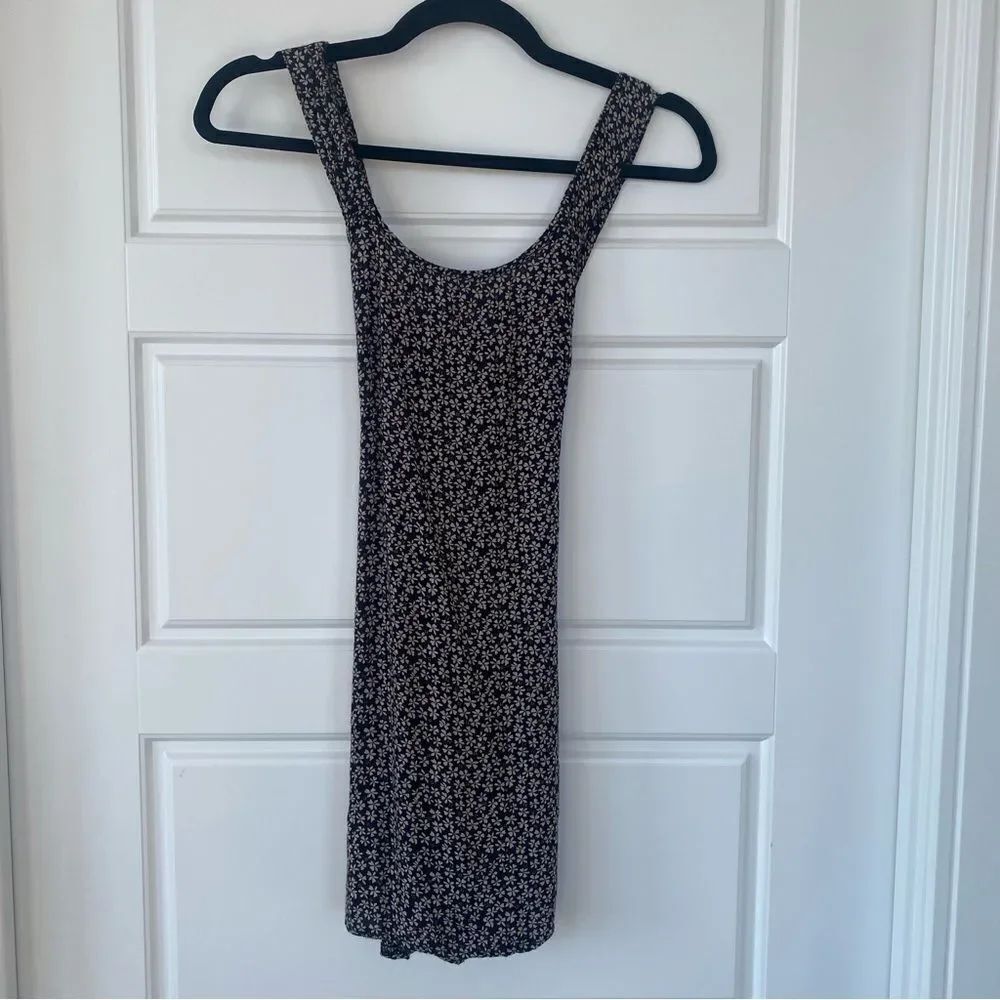 BRANDY MELVILLE | cut out detail tank top